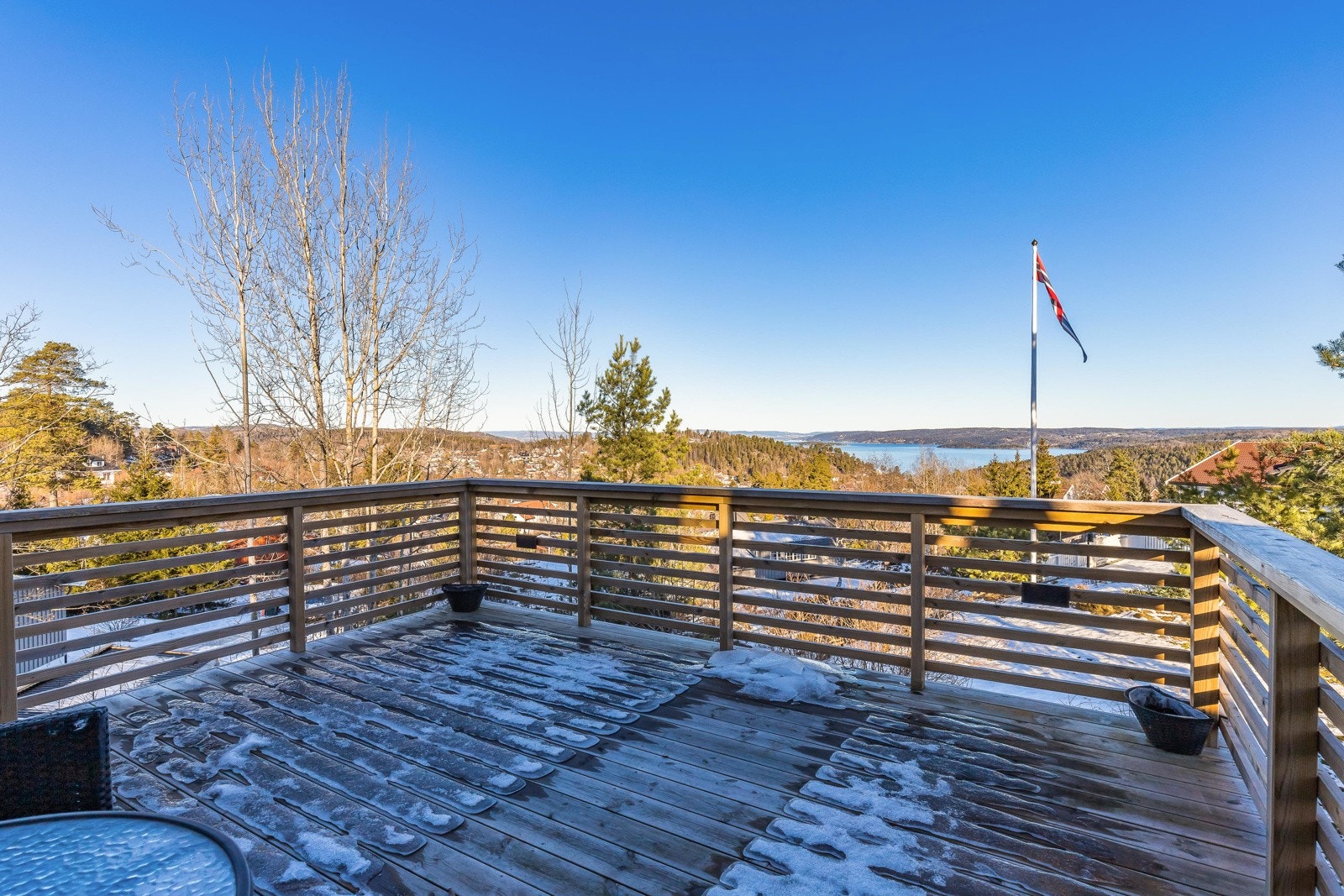 Fra mesaninen er det utgang til en romslig balkong hvor utsikten virkelig kommer til sin rett. Galleribilde