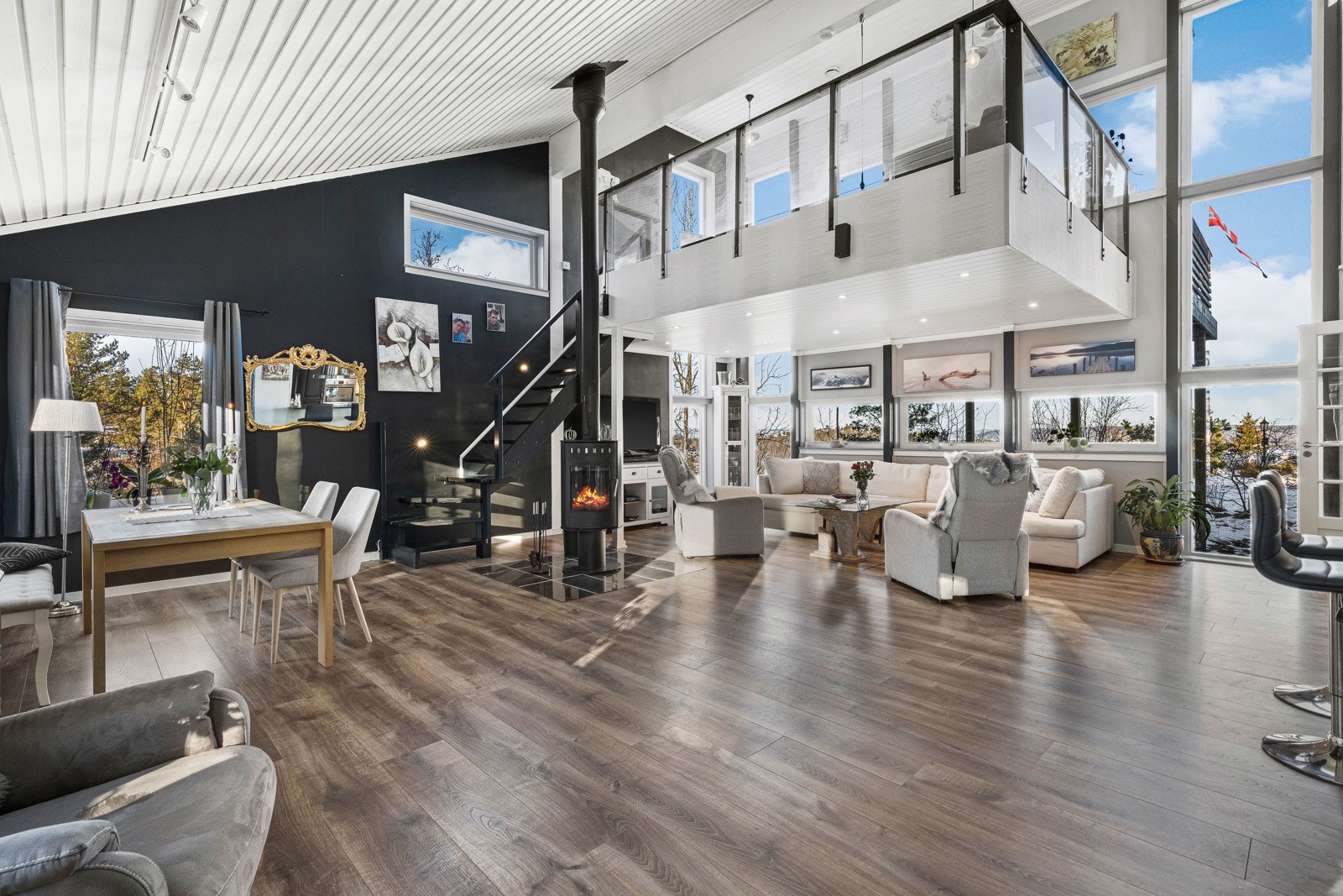 Eneboligen har en meget luftig og stor stue med delvis åpen løsning til kjøkken. Galleribilde