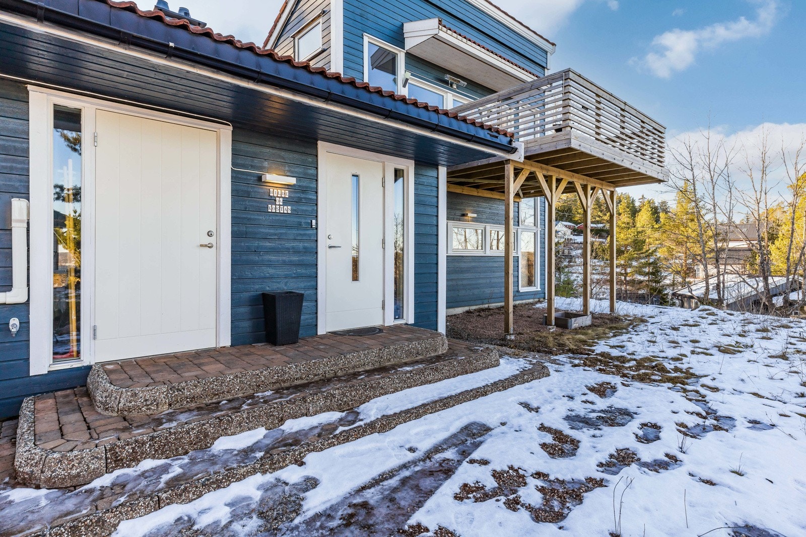 Det er adkomst via en innbydende entré som gir et flott førsteinntrykk av boligen. Galleribilde