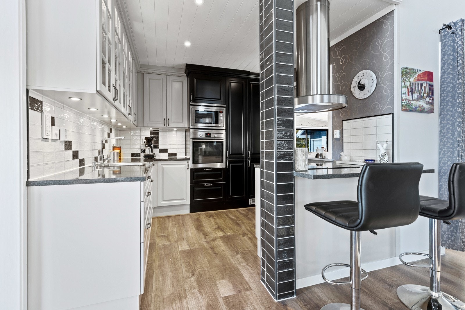 Kjøkkenet er pusset opp med ny innredning i 2017 fra HTH, og fremstår som moderne og bruksvennlig. Galleribilde