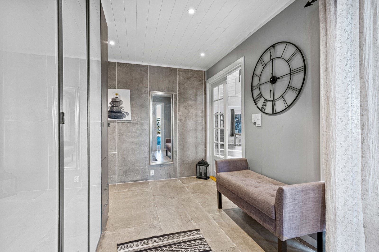 Det er adkomst via en innbydende entré som gir et flott førsteinntrykk av boligen. Rommet har blant annet et stort garderobeskap, downlights i himling, gråmalte veggflater og fliser på vegg og gulv. Galleribilde