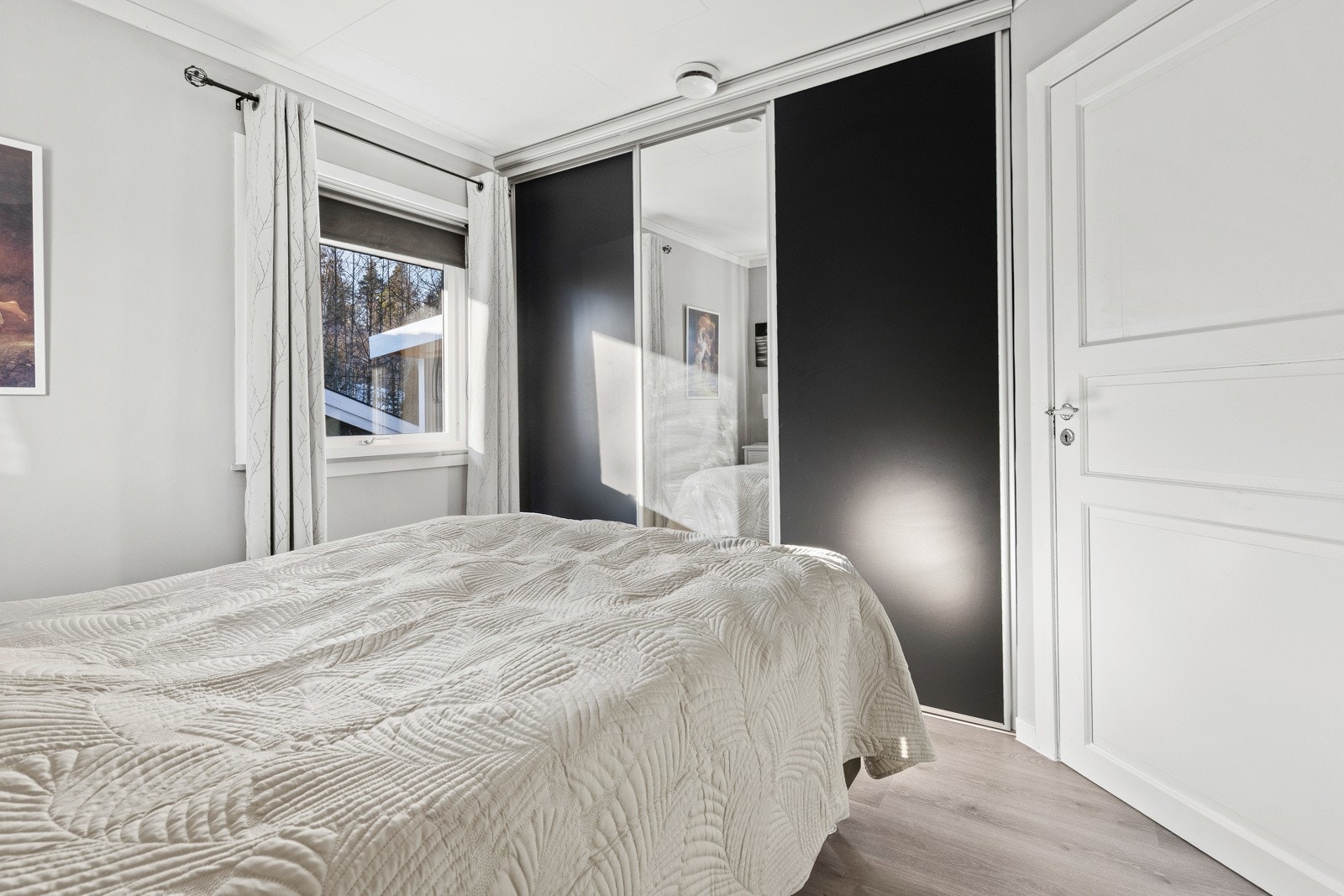 Rommene har god plass til møblement utover seng, og på to er det lagt nytt laminat i 2020 og ett parkettlaminat i 2016 Galleribilde