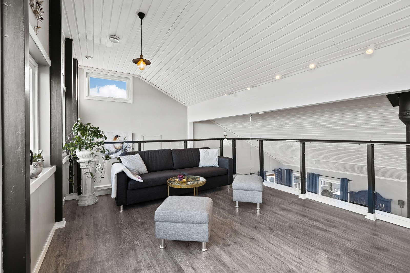 Mesaninen har store vinduer med flott utsikt til fjorden, og mot stuen er det pleksiglass i rekkverket som ivaretar de gode lysforholdene. Galleribilde