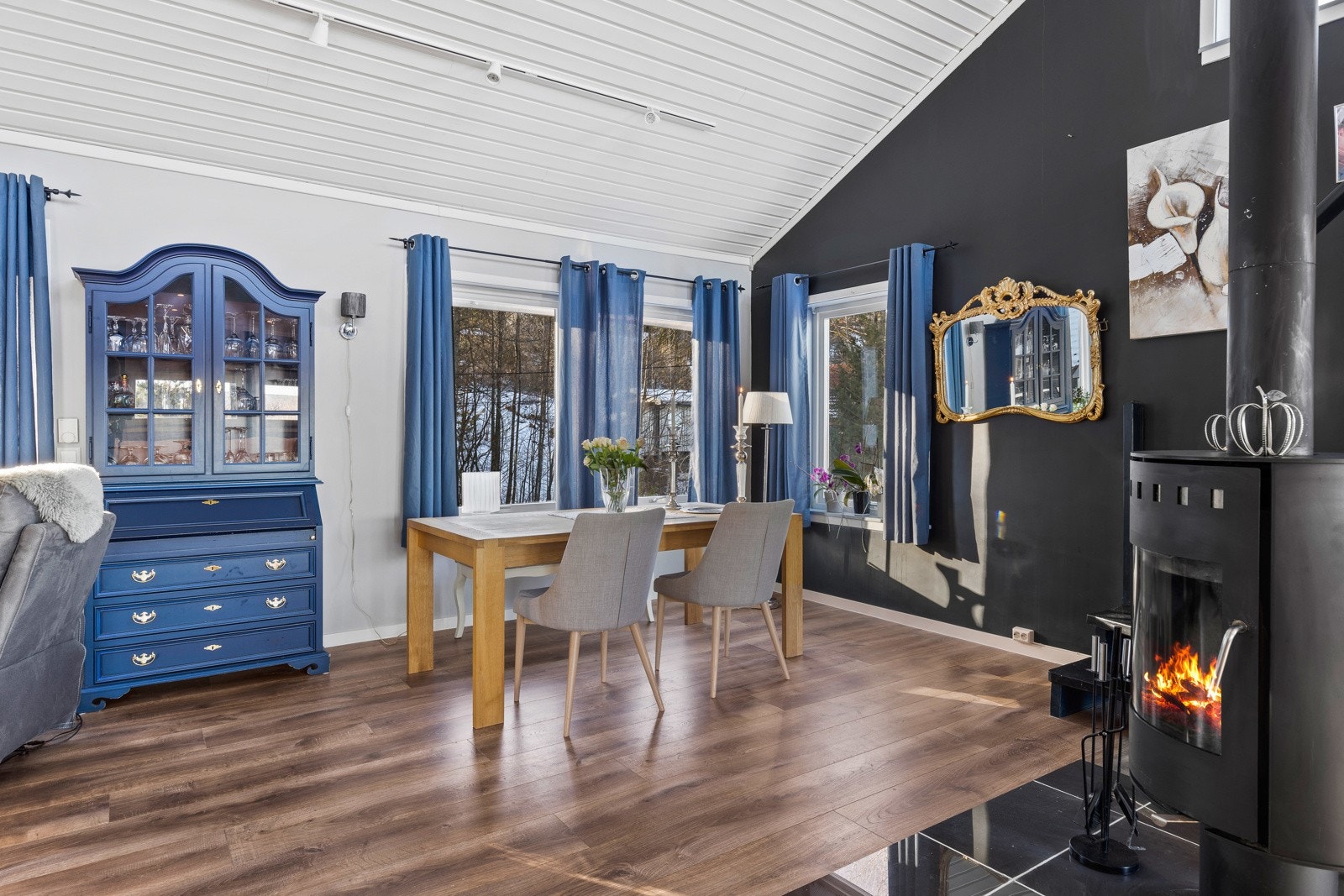 Stuen har hovedsakelig gråmalte veggflater, sort kontrastvegg og downlights i deler av himling. Galleribilde