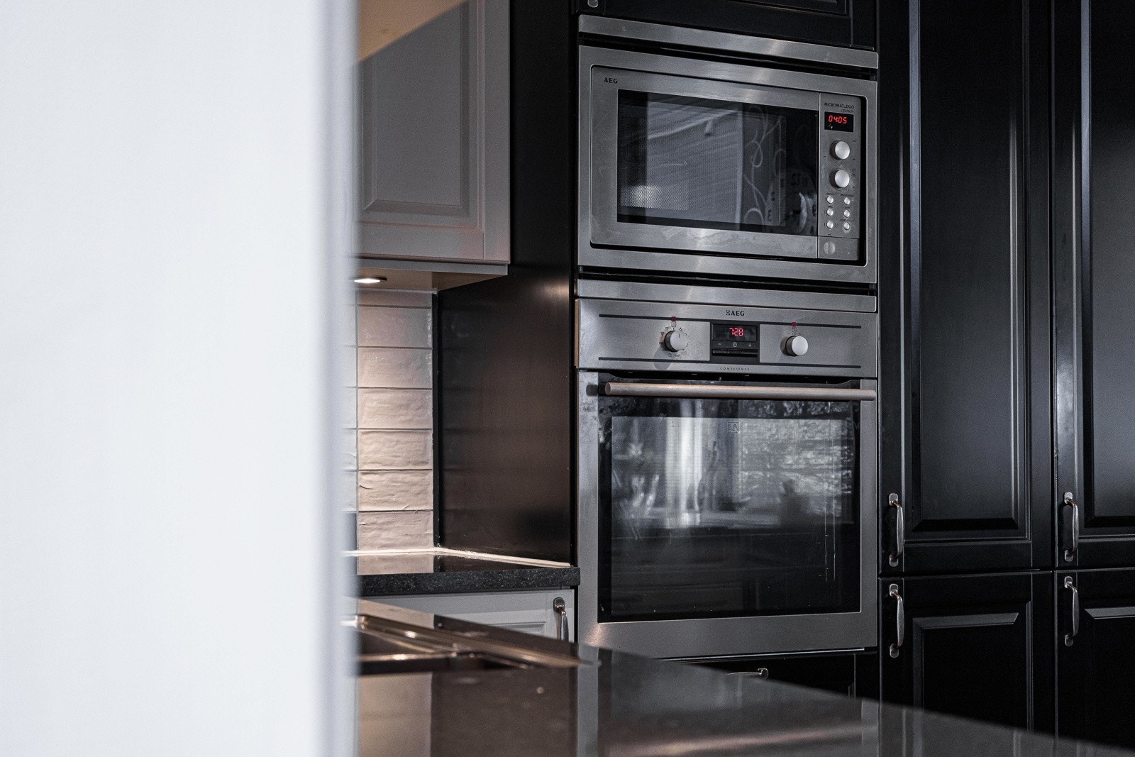 Hvitevarer er integrerte og består av platetopp, stekeovn, mikrobølgeovn, oppvaskmaskin og kjøl/frys. Galleribilde