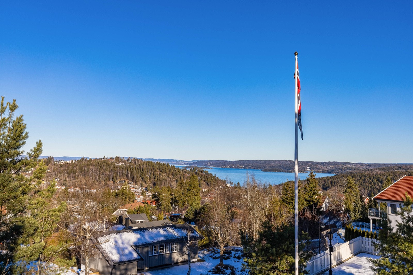 Mesaninen har store vinduer med flott utsikt til fjorden, og mot stuen er det pleksiglass i rekkverket som ivaretar de gode lysforholdene. Galleribilde