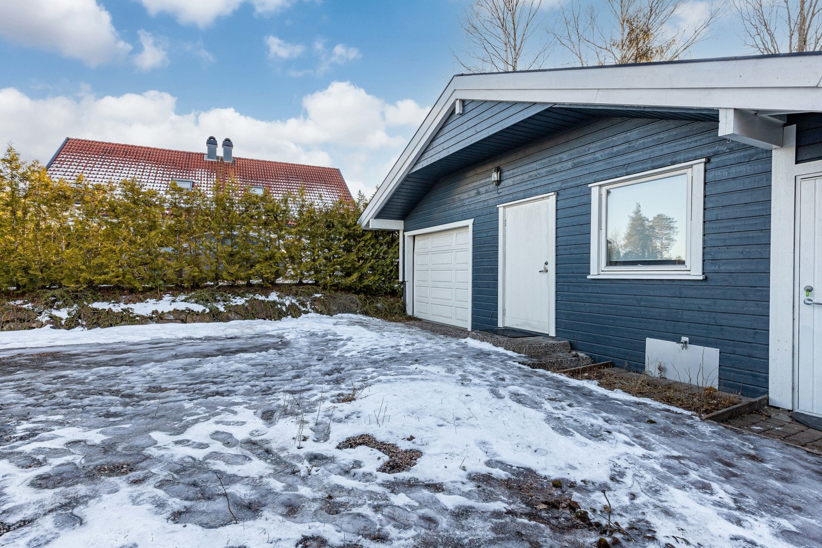 Det er garasje i sidebygning, samt flere biloppstillingsplasser på gruset gårdsplass. Galleribilde