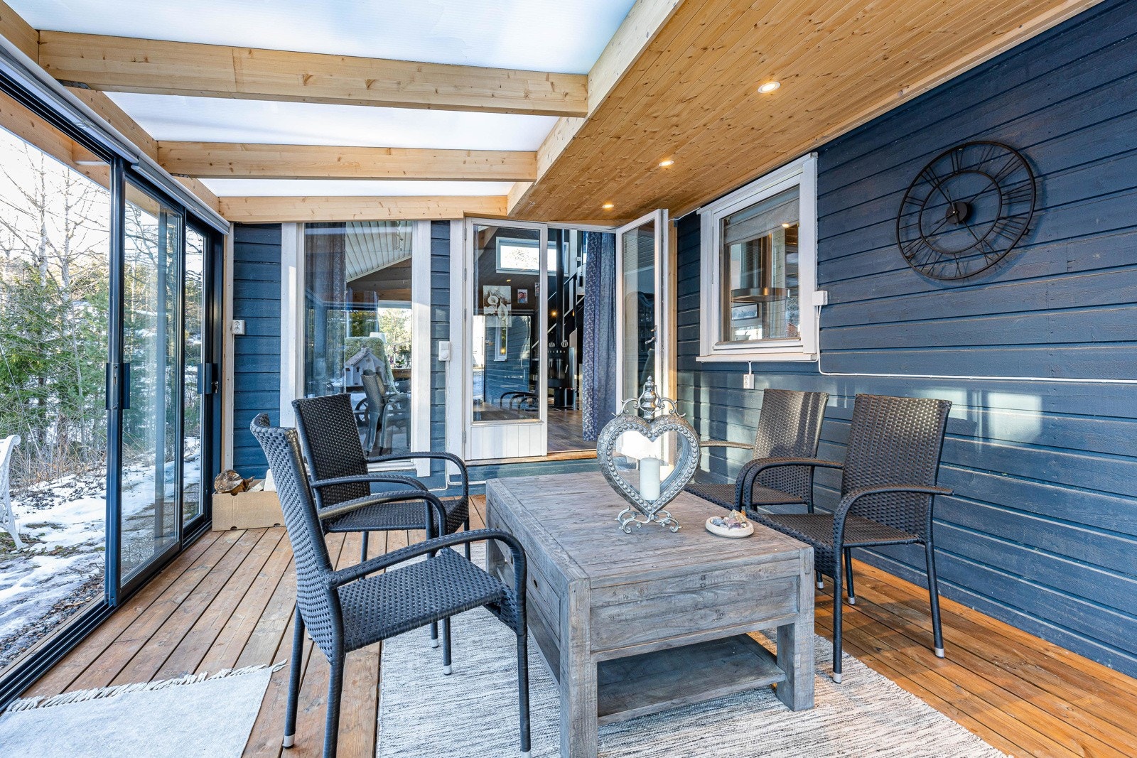 Her er det store skyvedører i to retninger, innfelte spotter i taket, terrassebord på dekke og strømstikk. Galleribilde