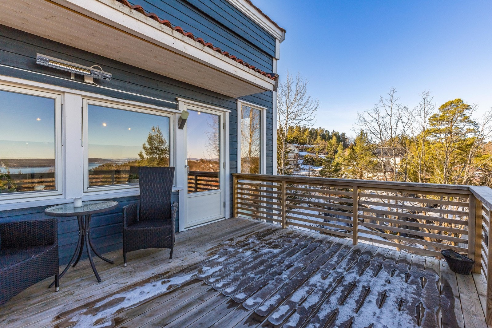 Balkongen har god plass til utemøblement. Galleribilde