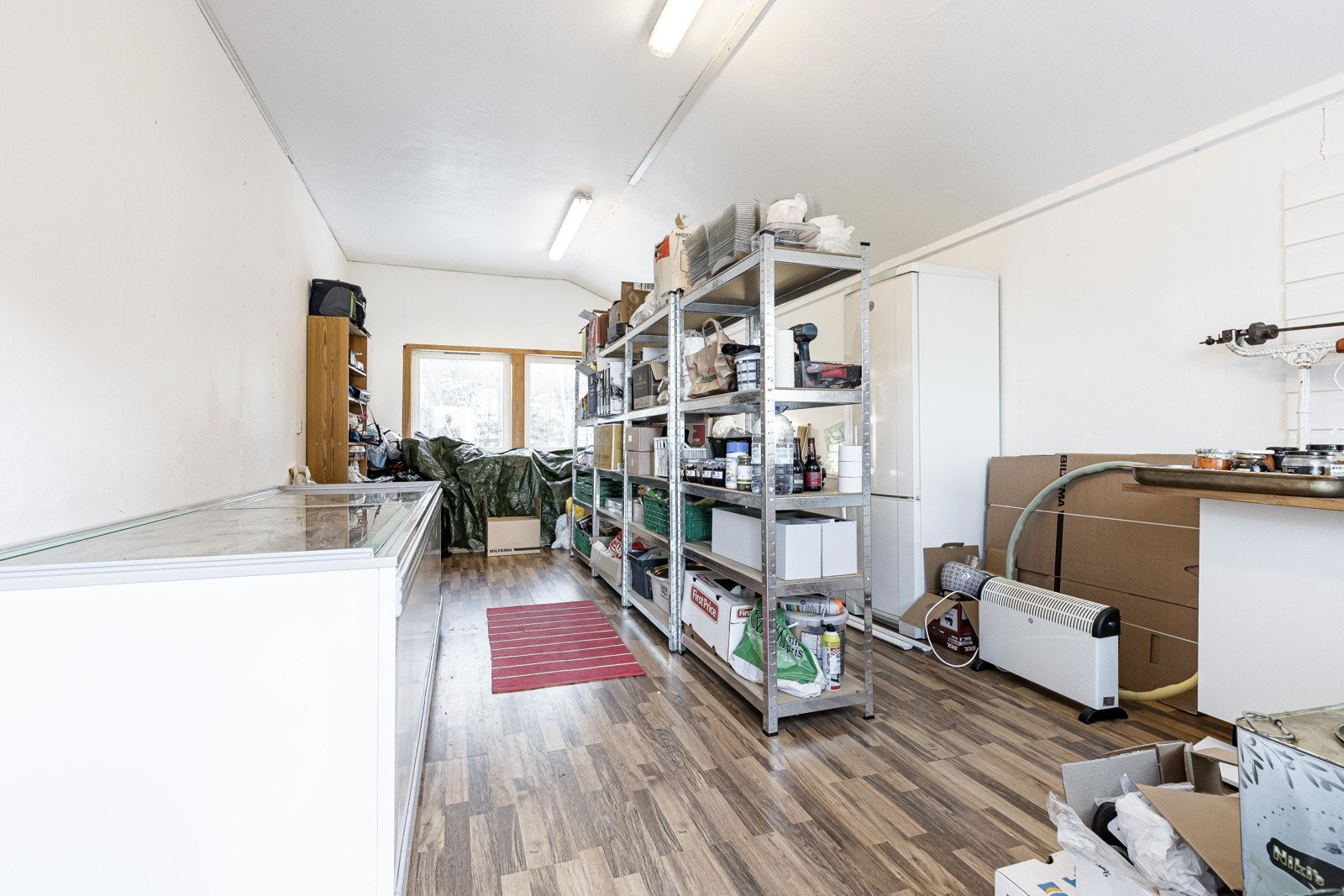 God lagringsplass i sidebygning Galleribilde