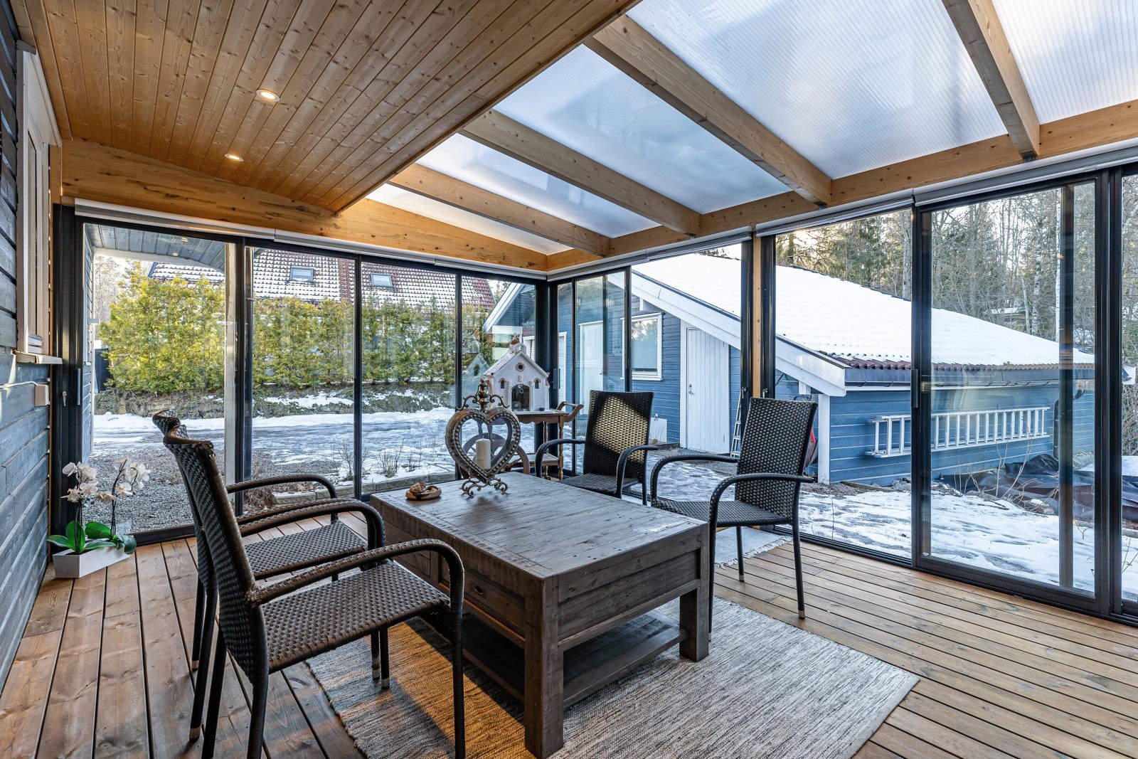 Fra stuen er det adkomst til innglasset terrasse, noe som gir et ekstra oppholdsrom familien kan benytte seg av. Galleribilde