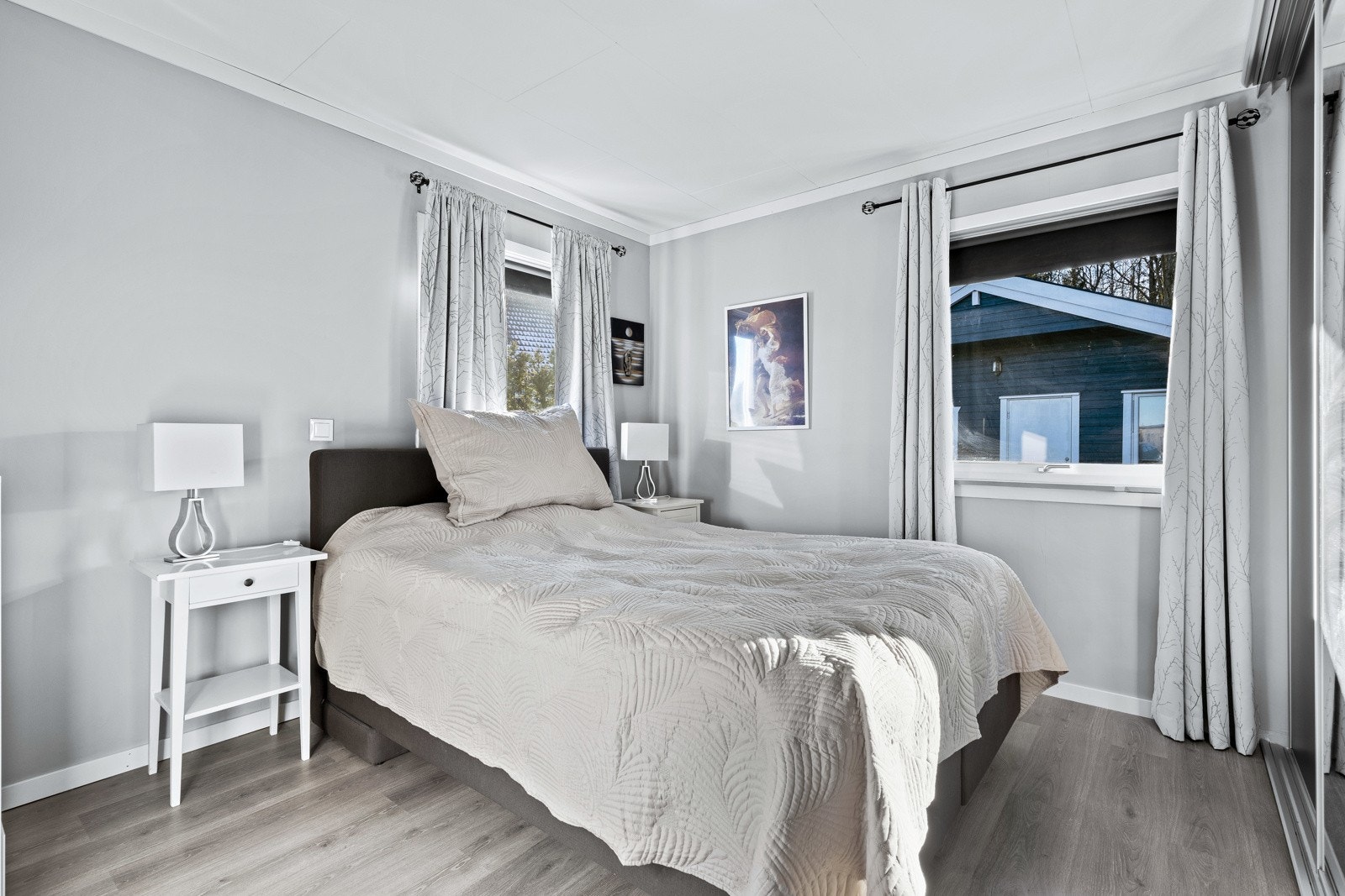 Eneboligen har tre lyse og fine soverom av god størrelse. Hovedsoverommet er utstyrt med plassbygd skyvedørsgarderobe som har speilfront. Galleribilde