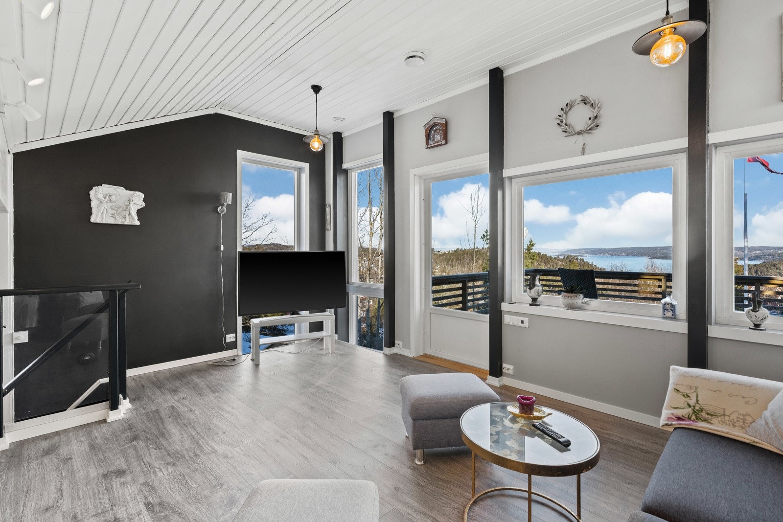 Over stuen har du en lys og hyggelig mesanin med god plass til sofaløsning og tv-krok. Galleribilde