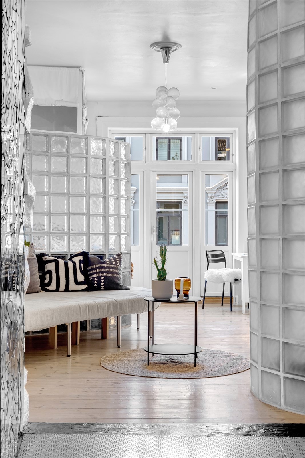 Lys og luftig studioleilighet med gjennomgående løsning. Galleribilde