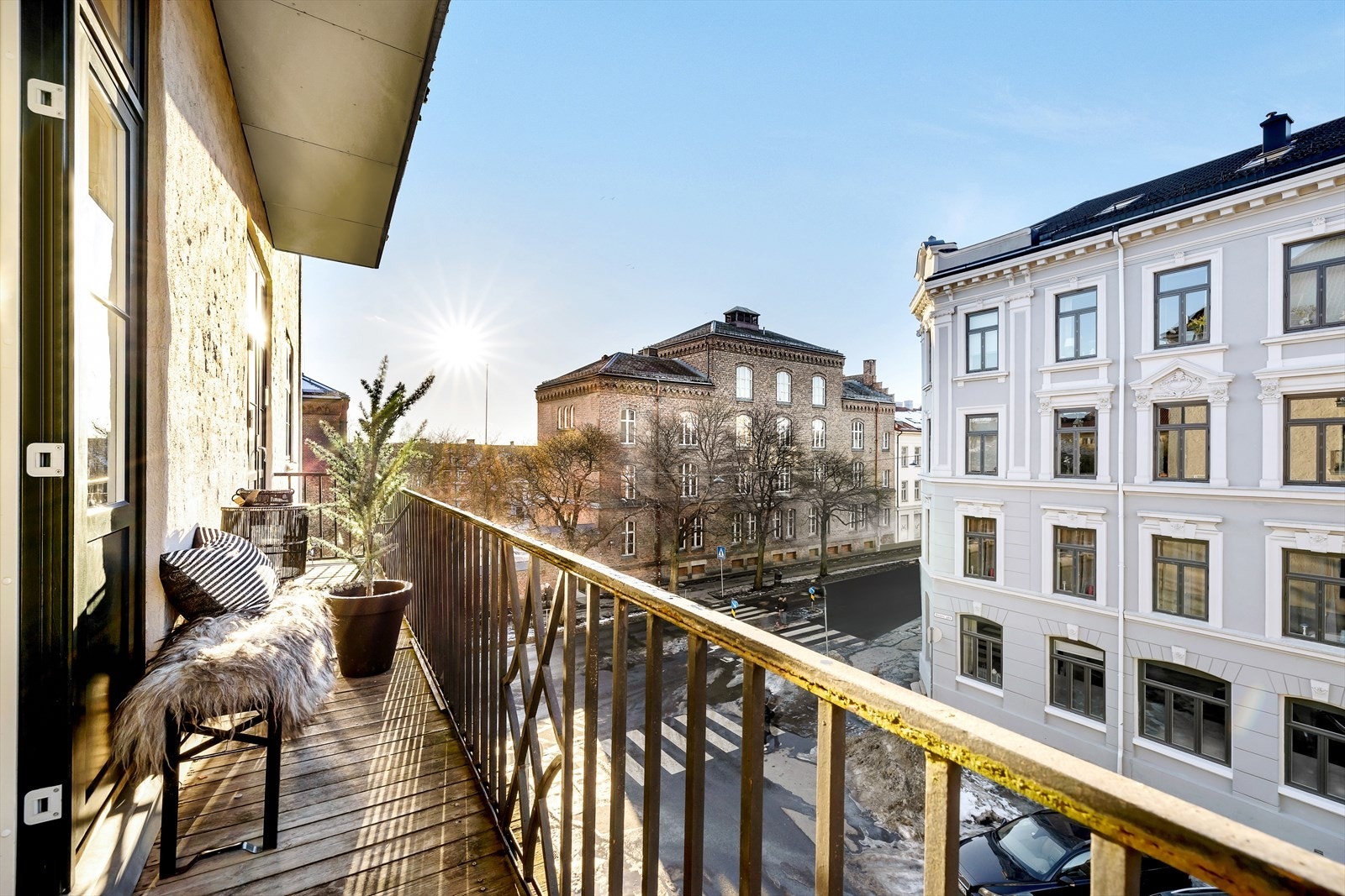 Nyt late sommerdager ute på balkongen. Galleribilde
