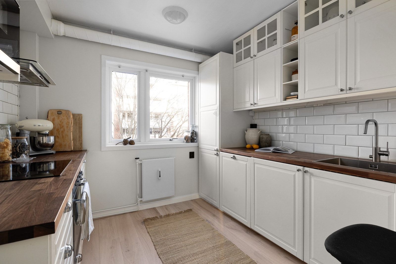 Stilren IKEA-kjøkkeninnredning som ble vesentlig oppgradert i 2022 med blant annet ny benkeplate, nedsenket oppvaskkum og blandebatteri Galleribilde