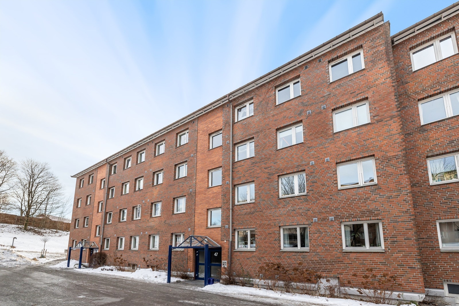 Det er plass til barnevogn i oppgangen, under trappen eller i kjelleren. Felles sykkelstativ utenfor blokken og i kjeller Galleribilde