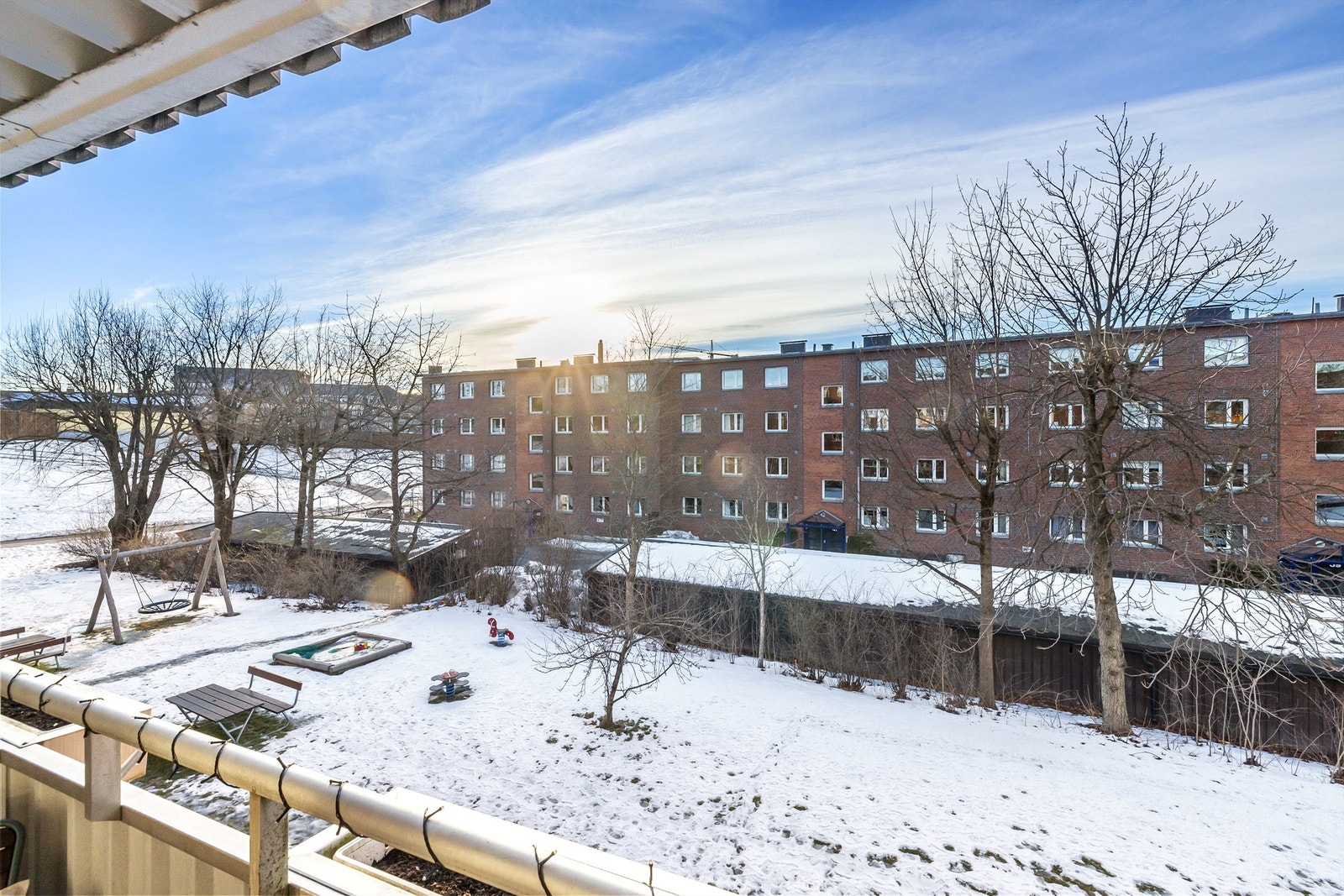 Idyllisk utsikt mot grøntareal og lekeplass Galleribilde
