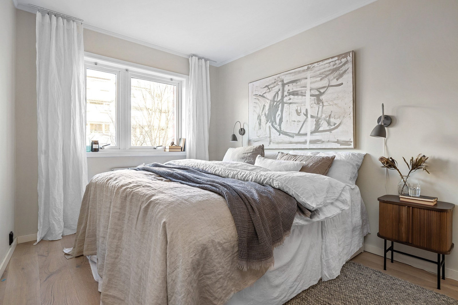 Stort hovedsoverom med overflater malt i fargen Tidløs Galleribilde