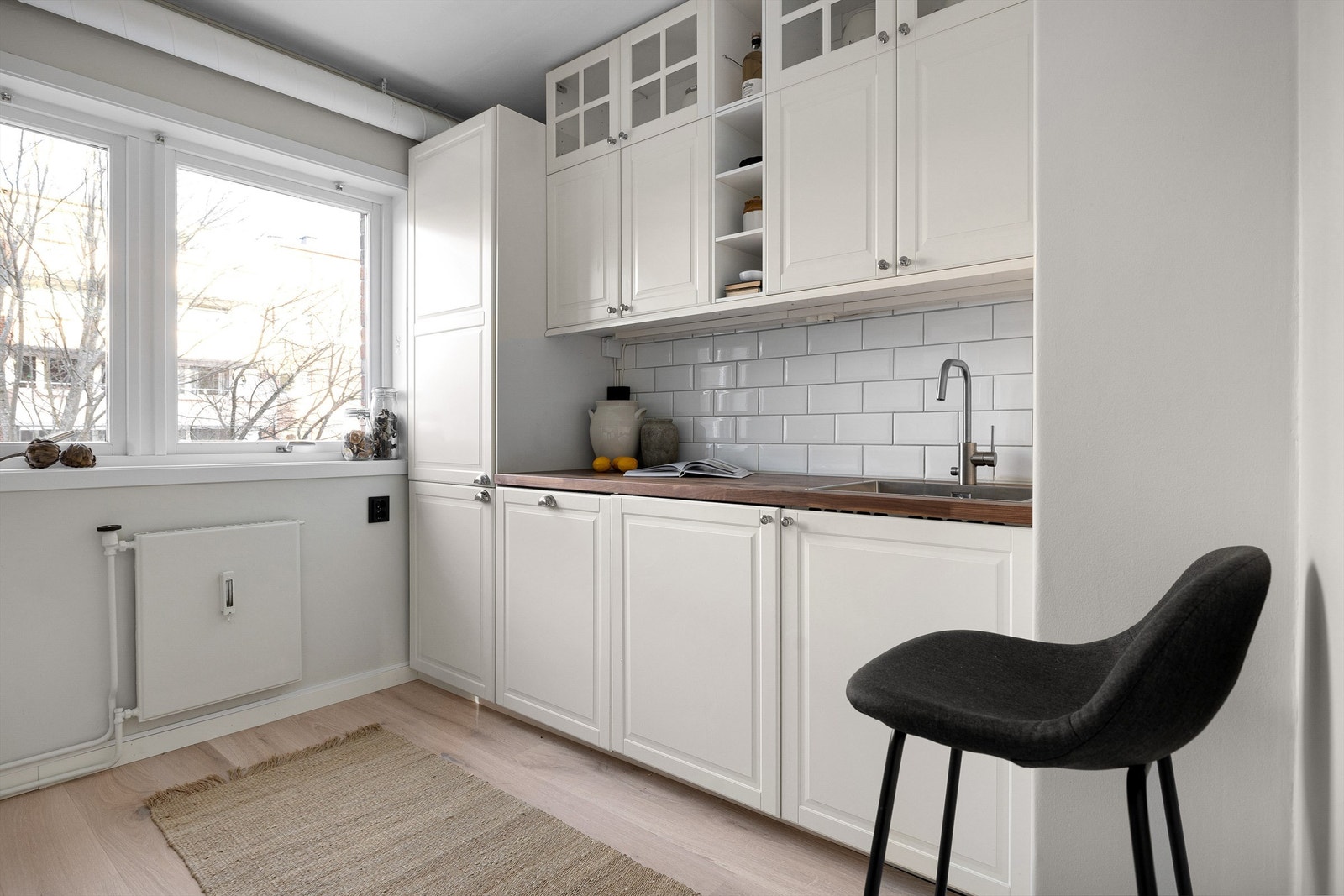 Koselig utsyn fra kjøkkenvinduet Galleribilde