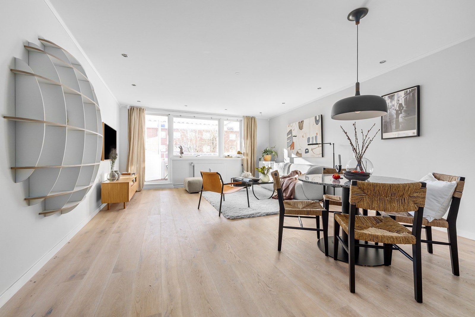 Leiligheten ligger i 2. etasje og overflatene ble pusset opp i tiden 2018-2022 Galleribilde