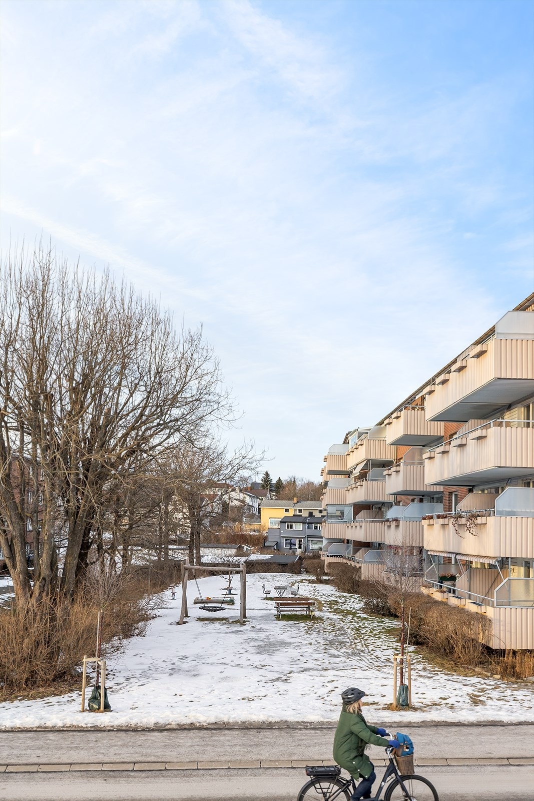 Disenveien 47 har en flott beliggenhet omkranset av store grøntarealer Galleribilde