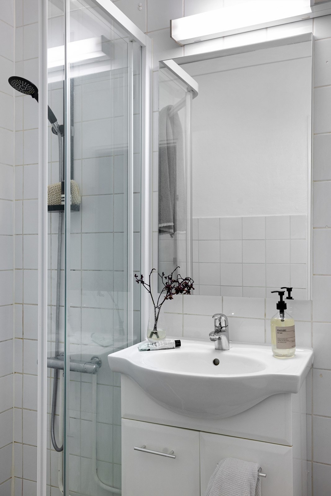 Bad/wc består av nytt klosett (2018), servantskap og vegghengt speil med belysning, samt dusjhjørne med glassvegger Galleribilde