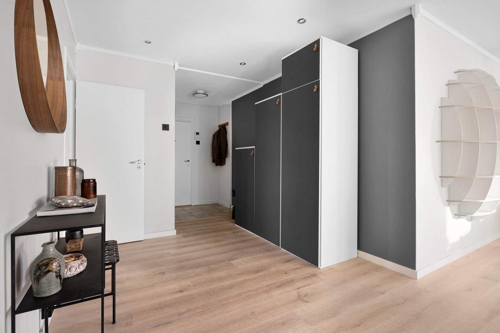 Imøtekommende entré med fliser på gulv og godt med skapplass. Galleribilde