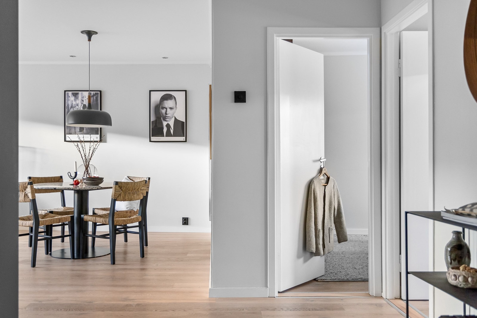 Alle boligens overflater ble malt mellom 2020-2022. Nye brytere, dimmere og støpsler (Elko Plus) (2021) Galleribilde