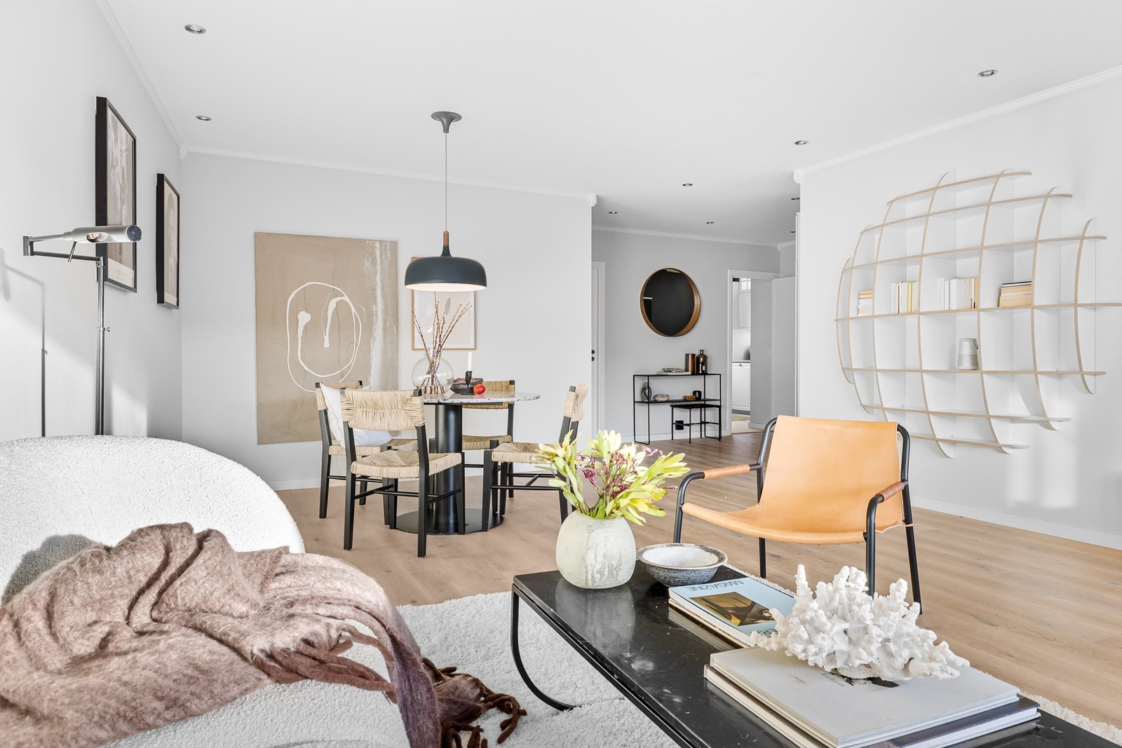 Stuen er større enn i de vanlige 3-roms leilighetene i Disenveien og har en naturlig inndeling for spisebord og sofagruppe Galleribilde