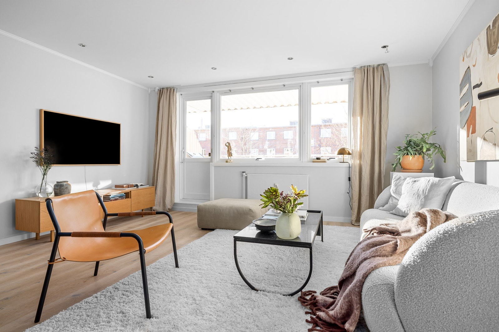 Store vindusflater gir godt med lys Galleribilde