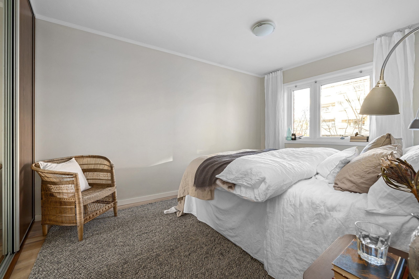 Størrelsen på dette rommet gir plass til dobbeltseng, kommoder, babyseng eller en kontorpult Galleribilde