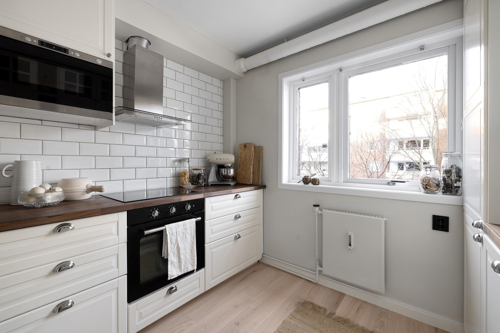 Integrerte hvitevarer; Kjøleskap med fryser (2018), oppvaskmaskin, vaskemaskin. Induksjonstopp og komfyr (begge fra 2020). Alle hvitevarer medfølger Galleribilde