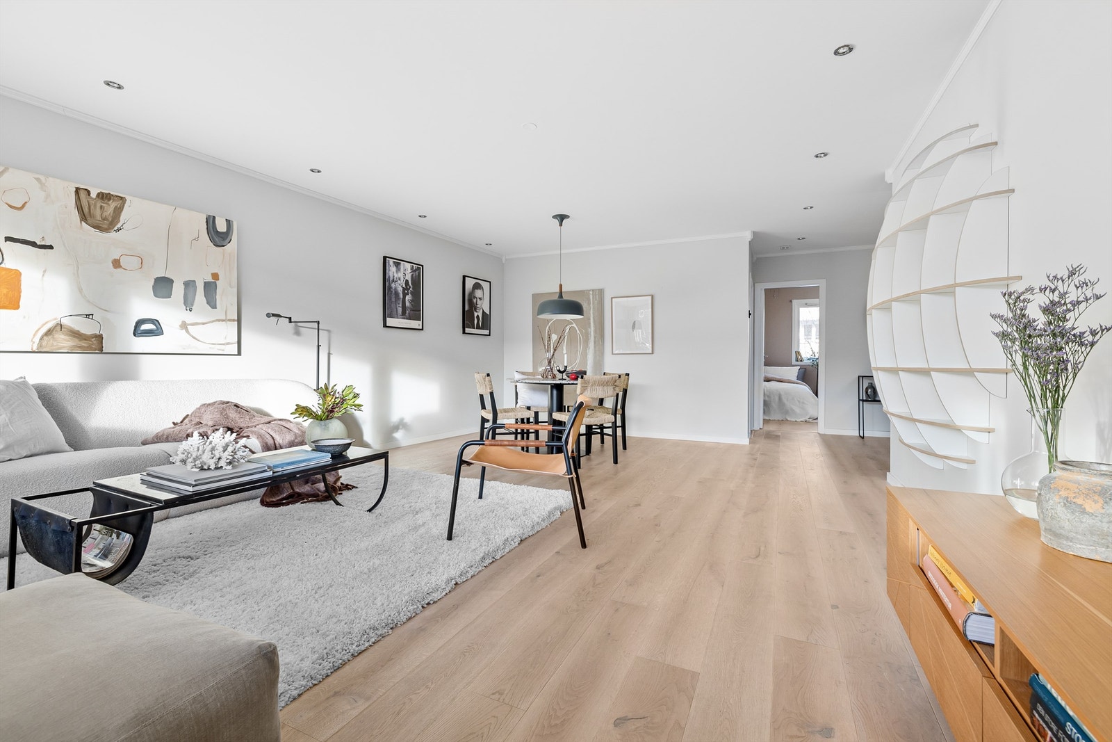 Helsparklede vegger er malt i tidsriktige farger, kombinert med gjennomgående 1-stavs parkett (Tarkett Heritage Eik Limestone, m. fuktsperre og lydabsorberende duk), samt downlights i stue og gang gir et lekkert inntrykk Galleribilde