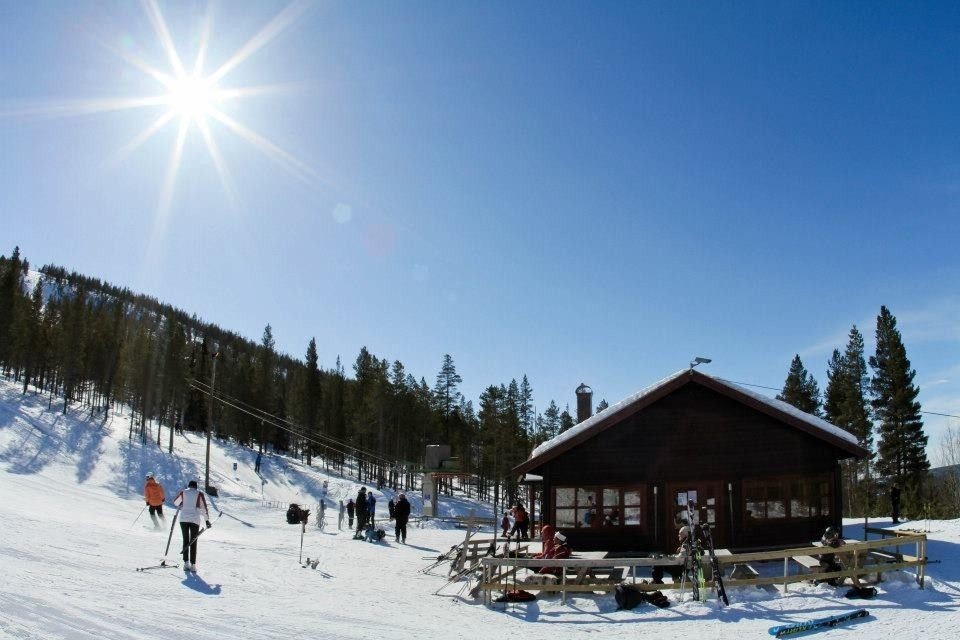 Alpinbakken i Renåfjellet har en trivelig kafe og varmestue Galleribilde