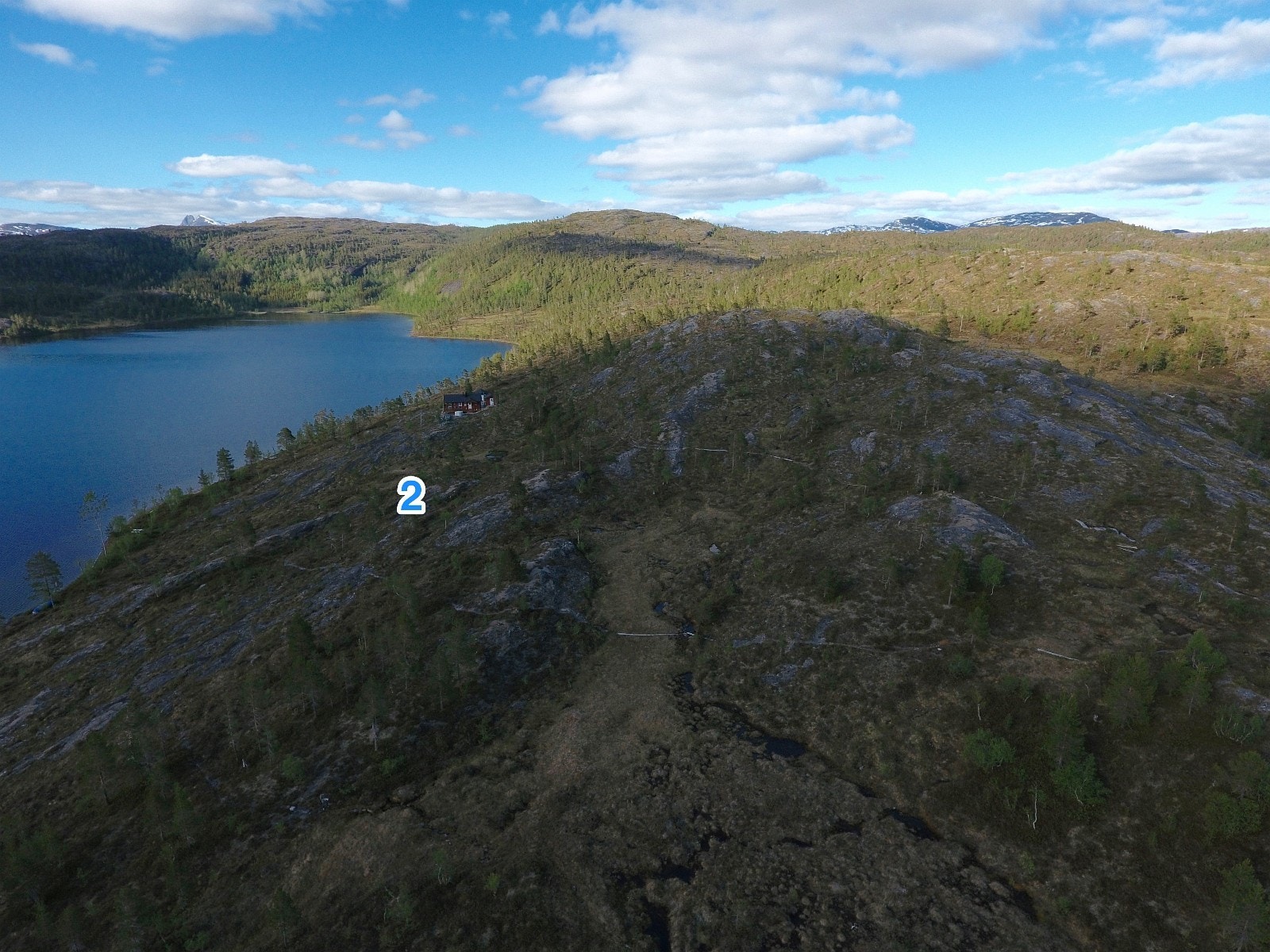 Utsikt mot nord på toppen av Styrkesnes hytteområde. Disse tomtene er alle vestvendte mot Sagvatnet Galleribilde