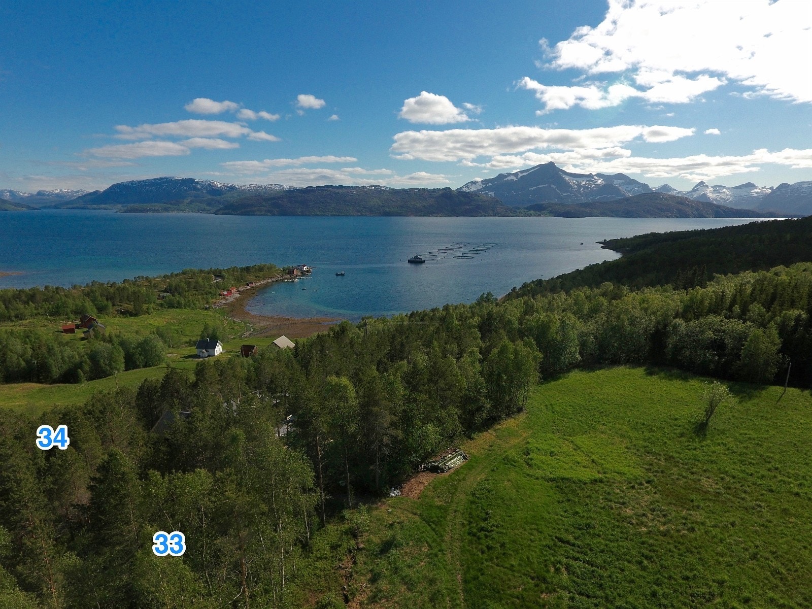 Styrkesnes hytteområde er plassert i flotte omgivelser hvor de fleste tomtene har fantastisk utsikt over fjordarmen Sørfolda Galleribilde