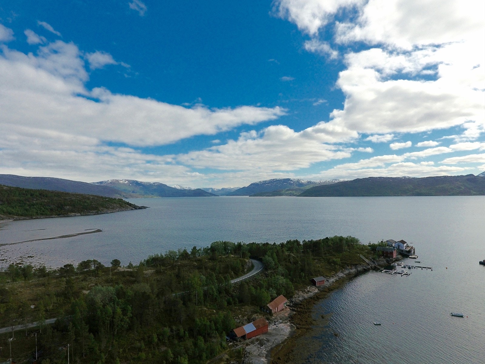 Flytebryggeanlegget helt nederst ved fjorden i hyttefeltet har plass til 12 båter Galleribilde