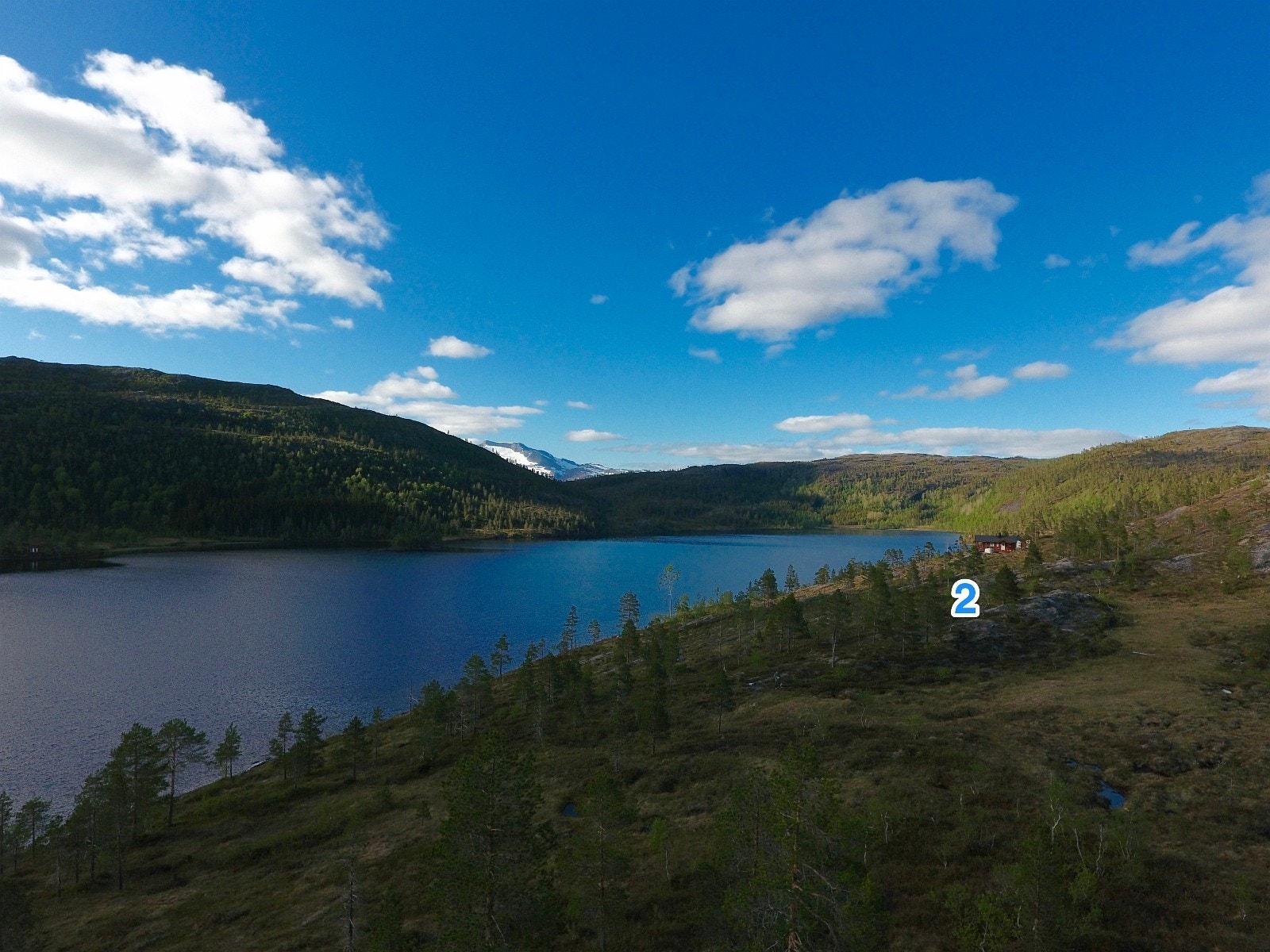 Utsikt mot nord på toppen av Styrkesnes hytteområde med bebygde tomt 1 helt i enden Galleribilde
