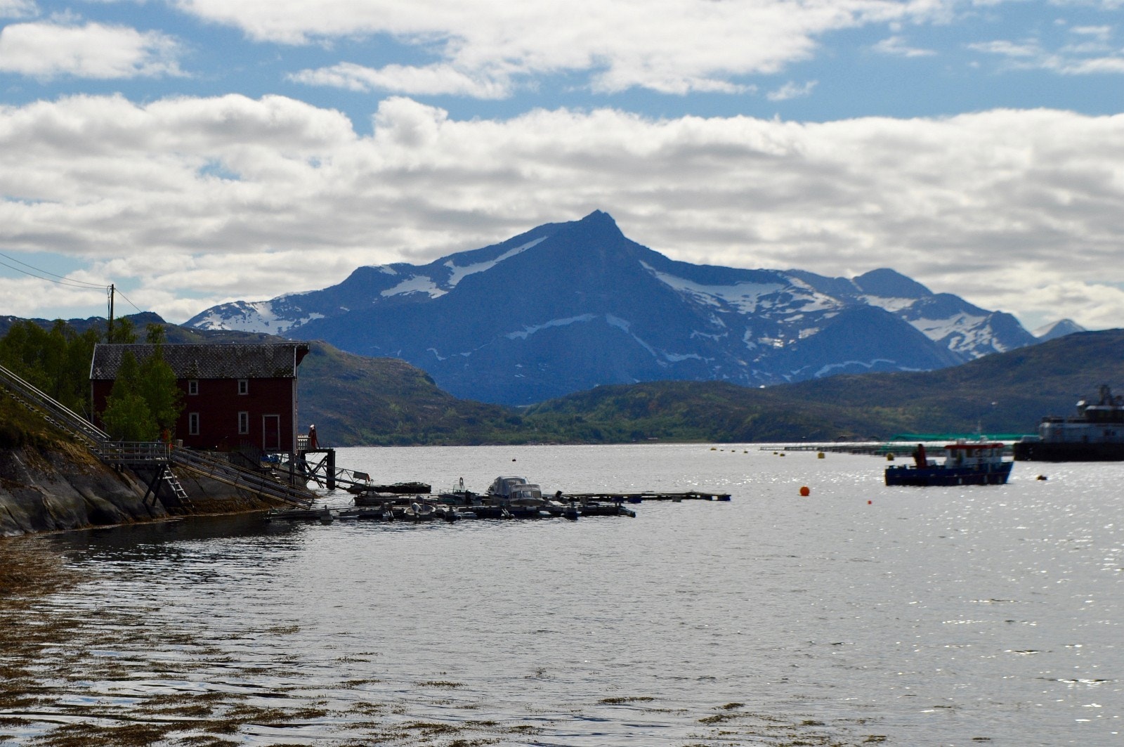 Her er vi ned på bakkeplan med utsikt mot flytebryggeanlegget. Det er regulert inn to flytebryggeanlegg itillegg til eksisterende Galleribilde