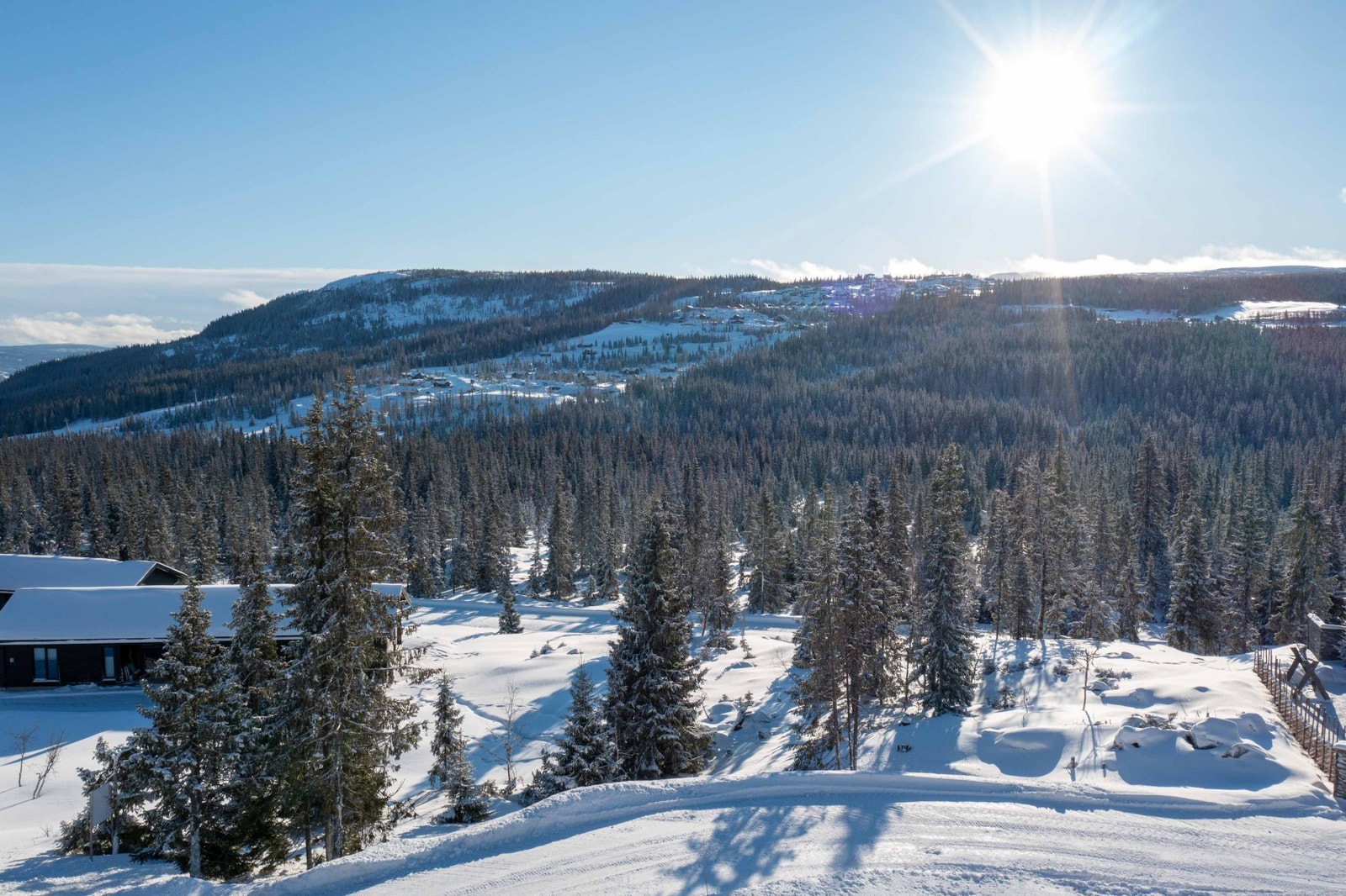 Utsikt fra tomt mot sørøst og Varden.
Foto: Mono Media Galleribilde