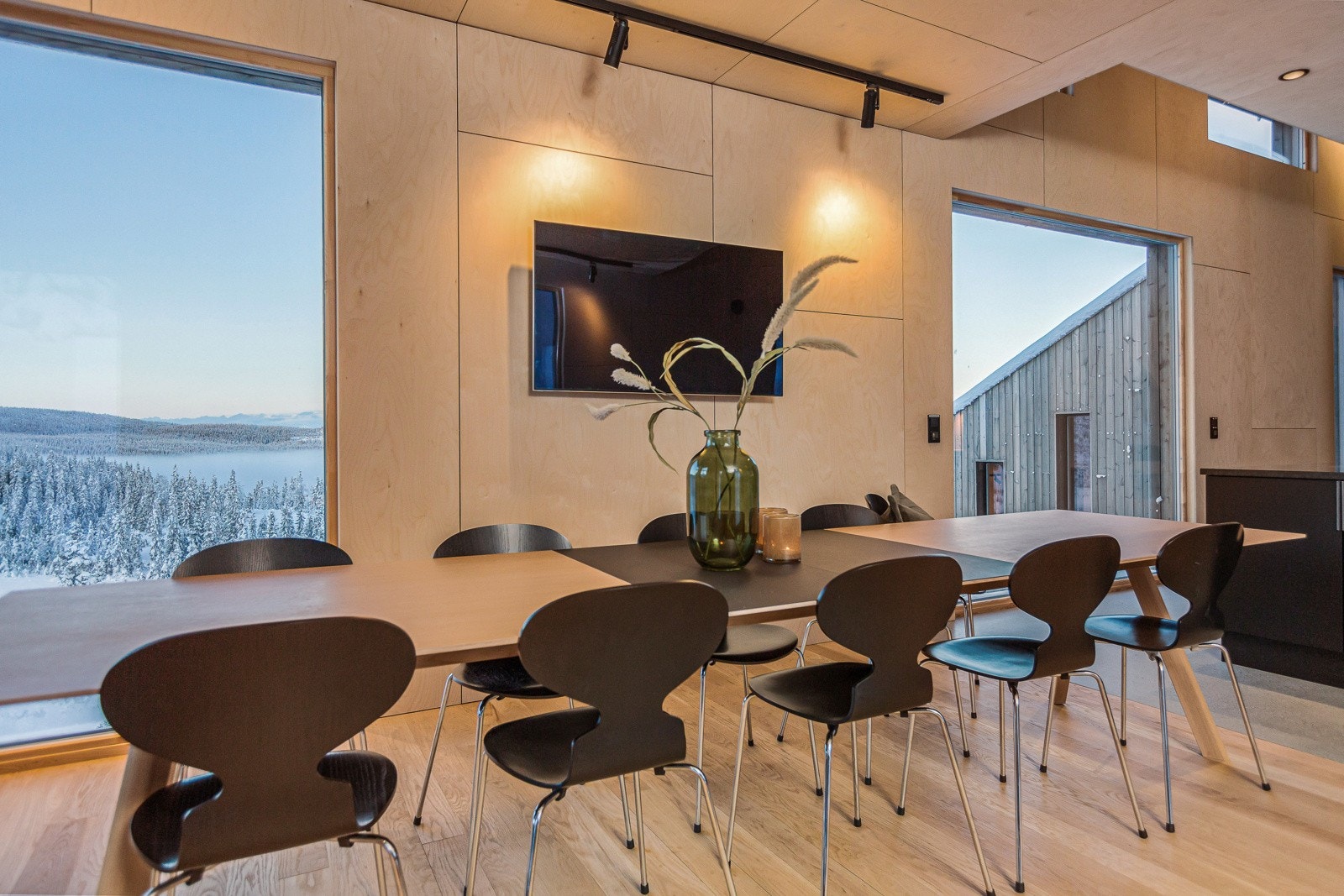 Romslig spiseplass med flott utsikt Galleribilde