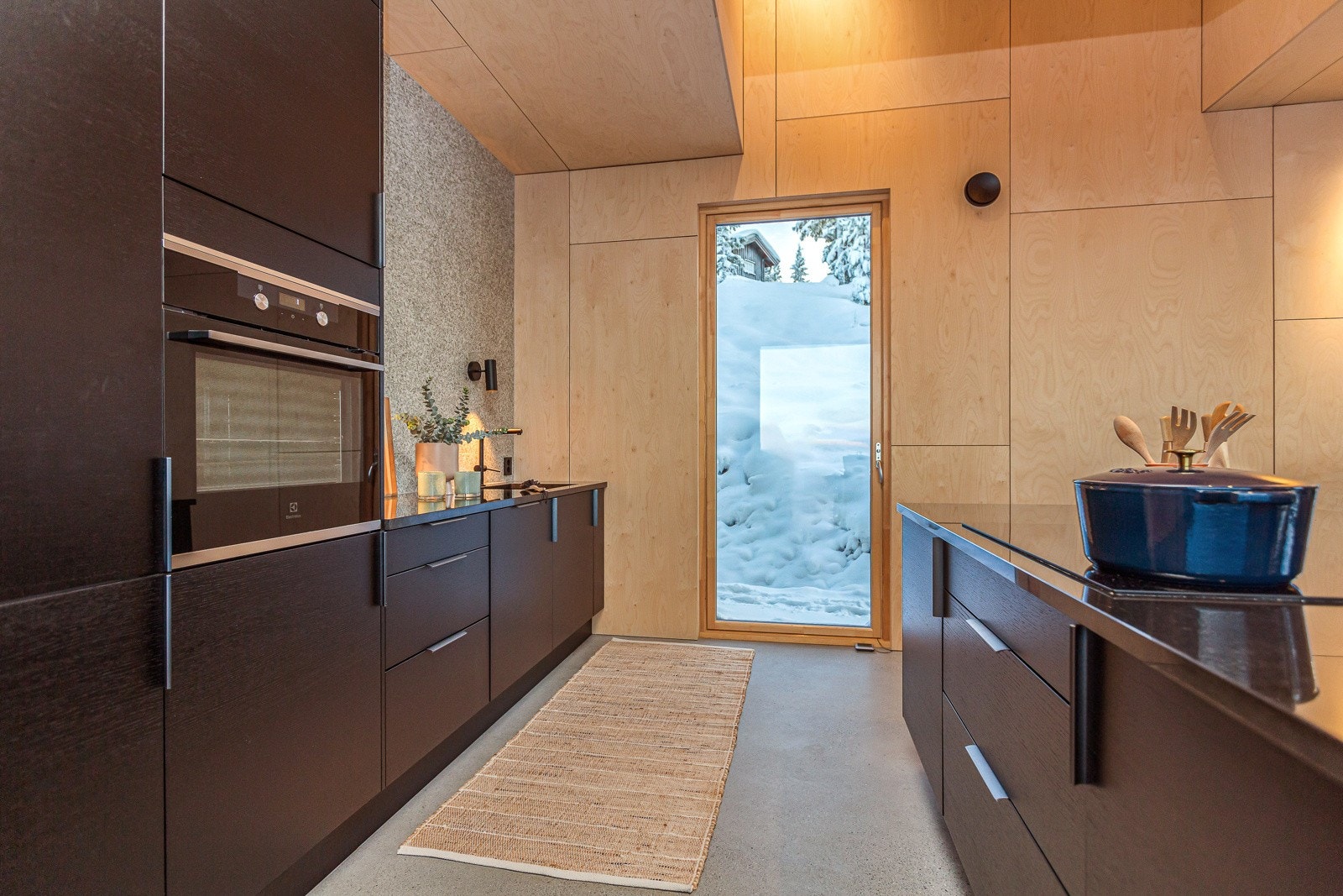 Moderne kjøkken med praktisk øy Galleribilde