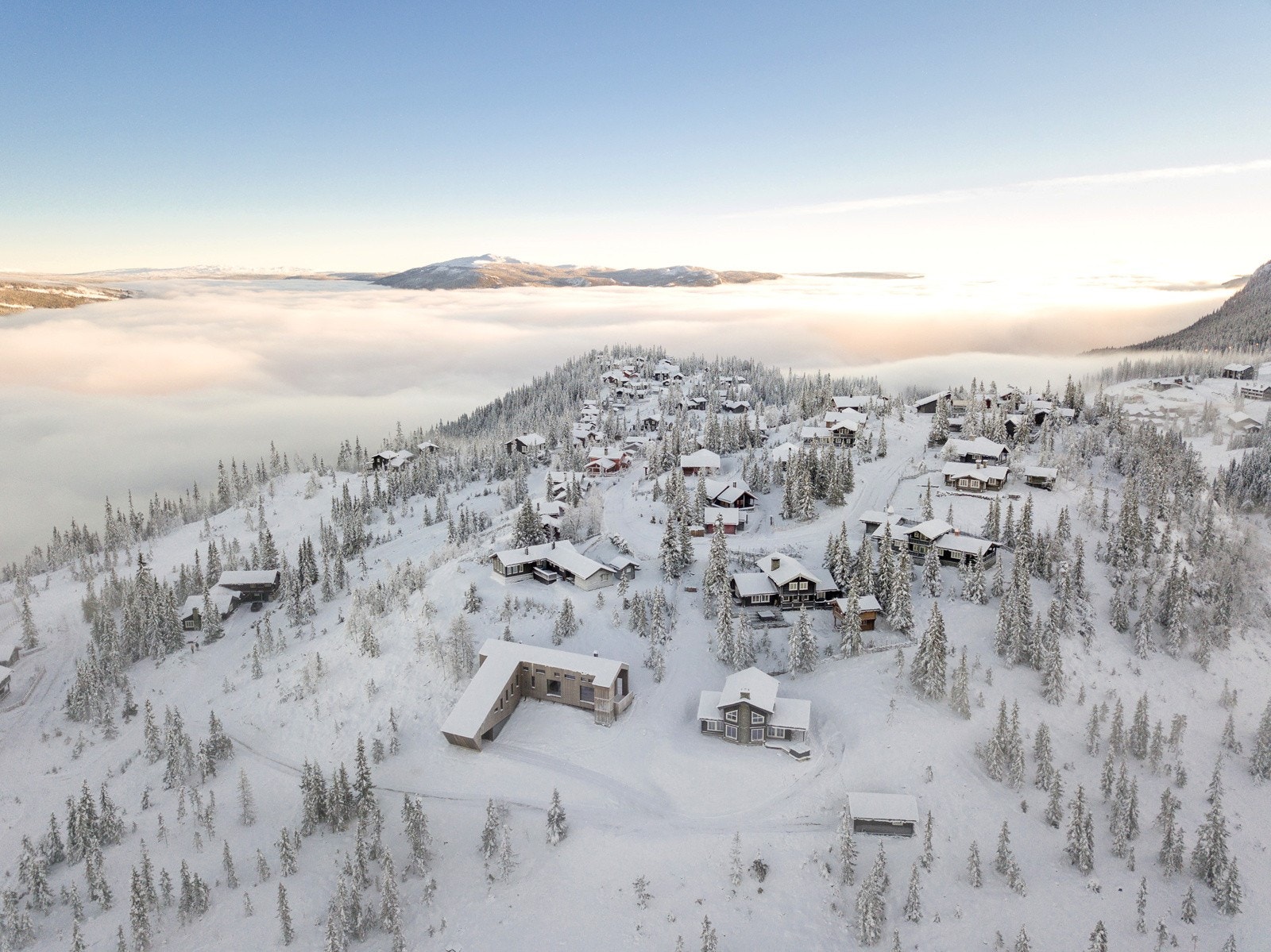 God beliggenhet på Kariberg med utsikt mot Rondane. Enkel adkomst til langrenn og ut i alpinbakken Galleribilde