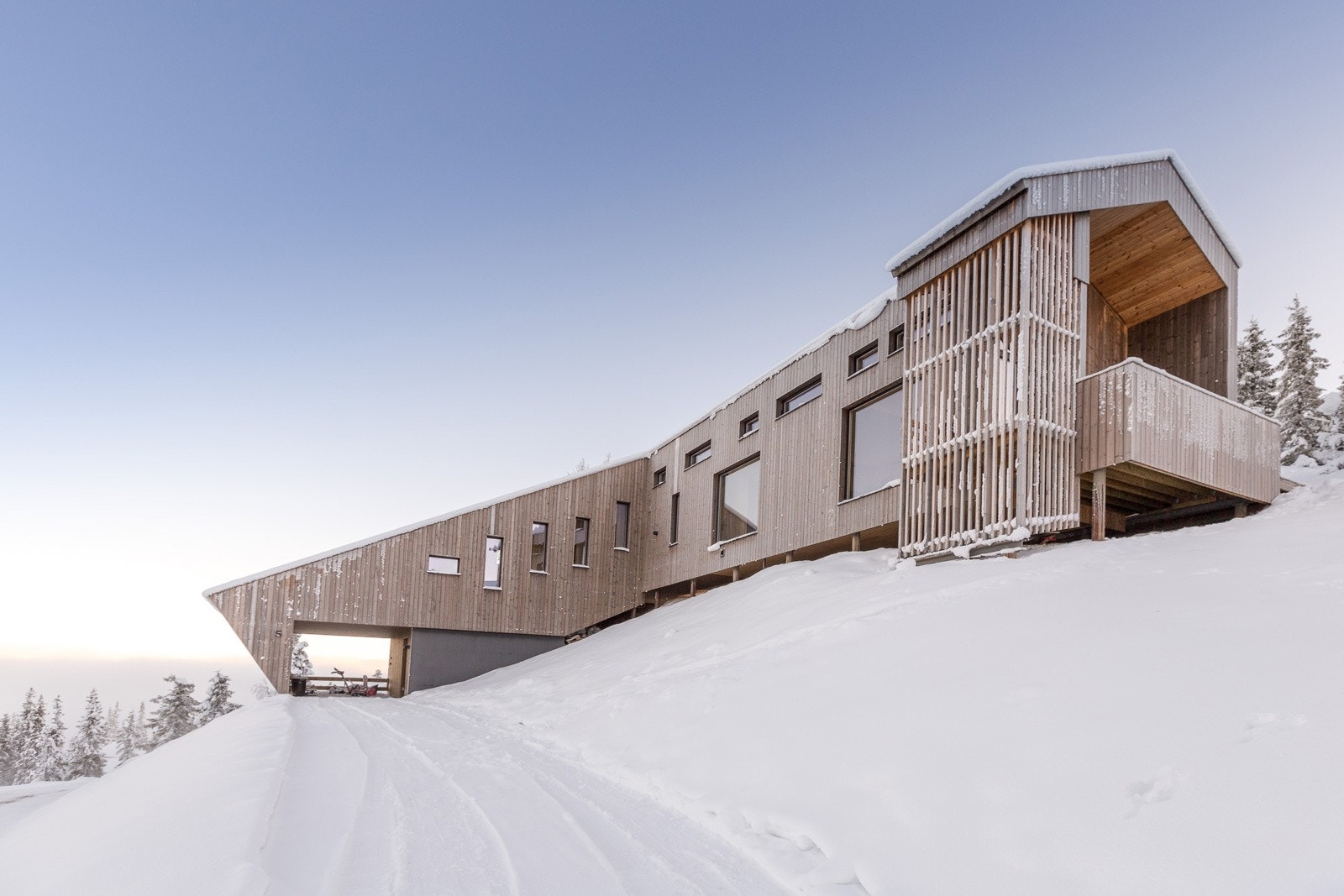 Moderne arkitektur som er tilpasset tomten Galleribilde