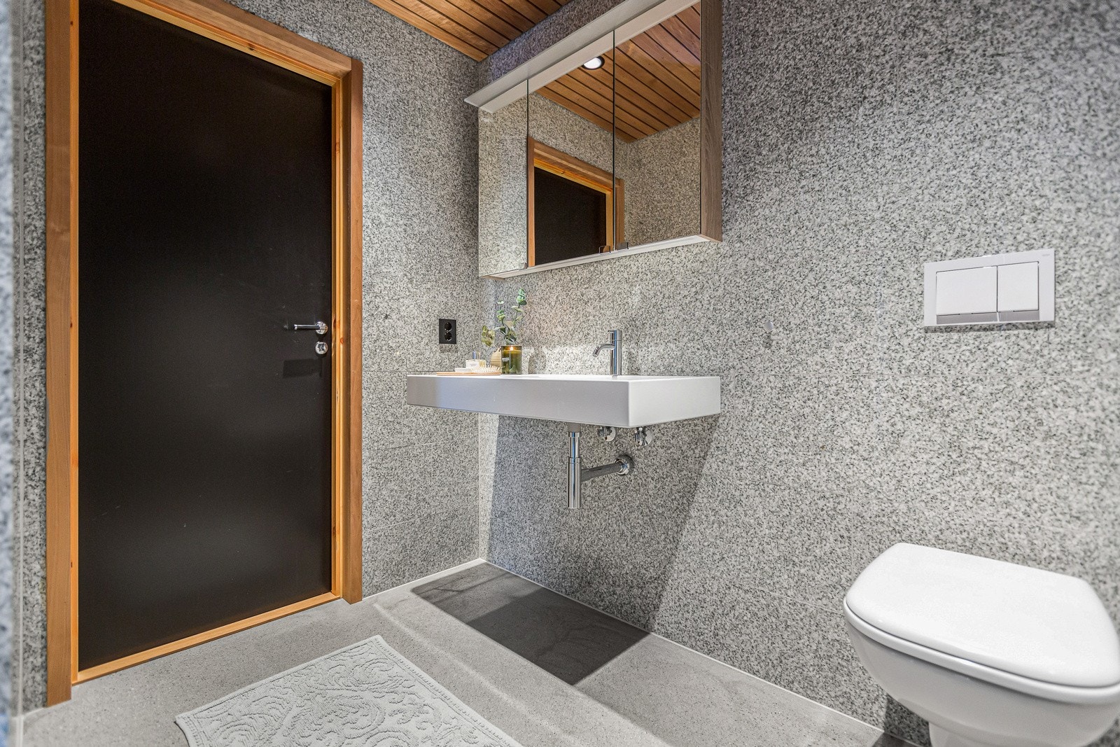 Minimalistisk bad med granittflis. Galleribilde