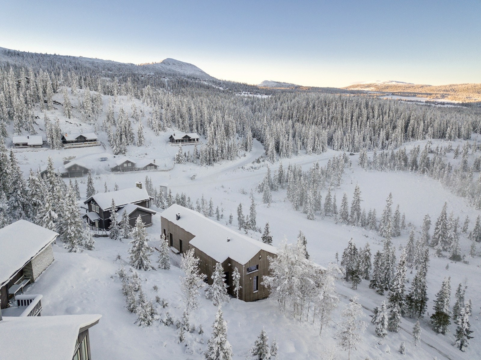 Moderne arkitektur som er tilpasset tomten Galleribilde