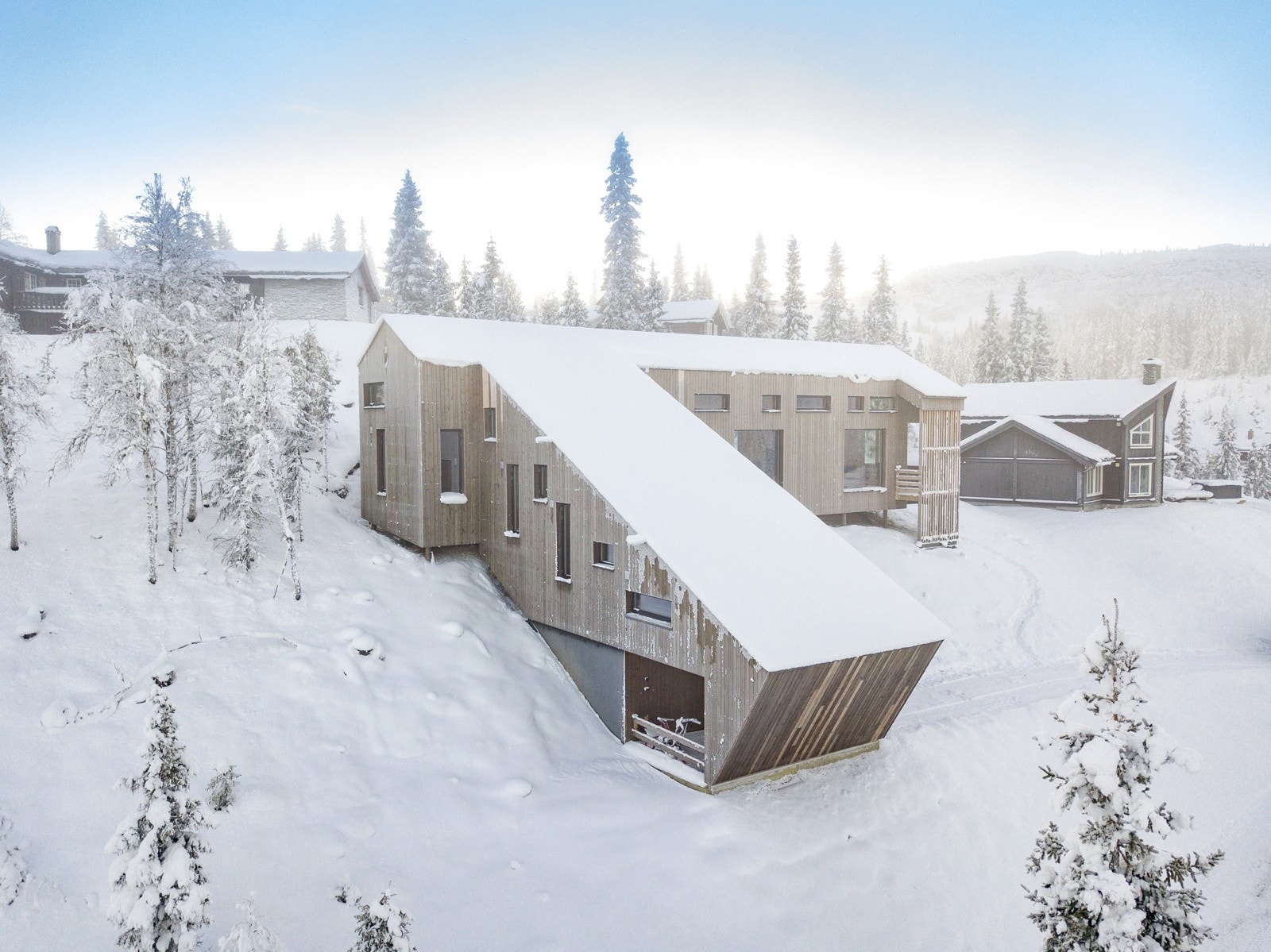 Moderne arkitektur som er tilpasset tomten Galleribilde