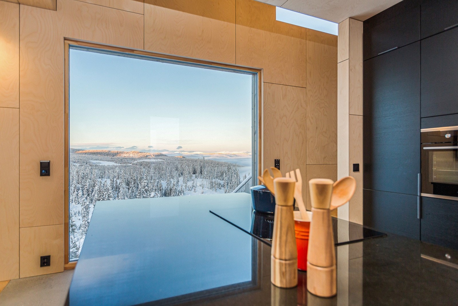 Store vinduer preger hytta Galleribilde