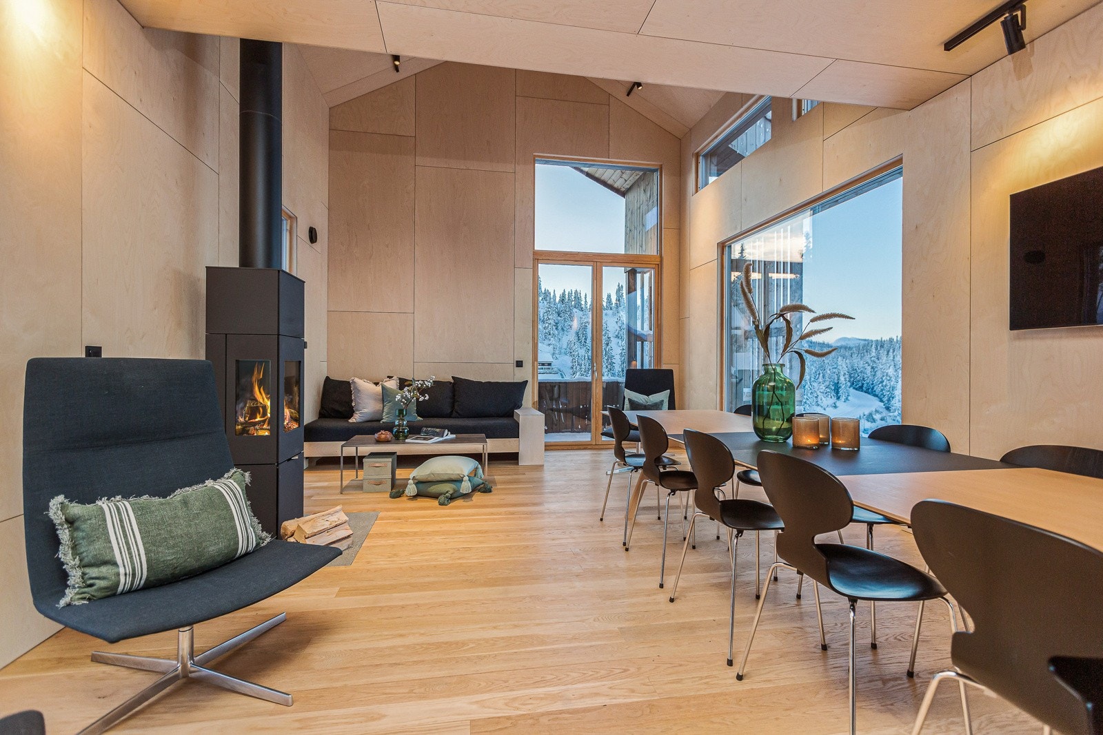 Stue med god takhøyde og panoramavinduer Galleribilde